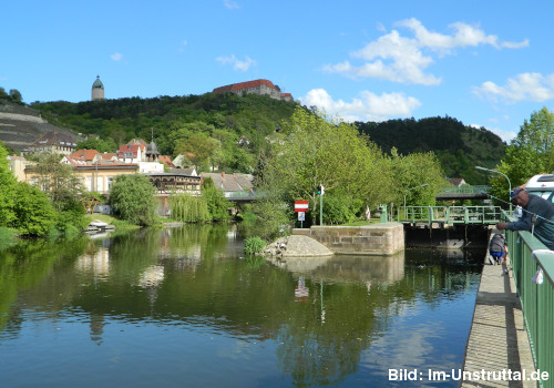 Bild: Fluzssburgen am Flusslauf